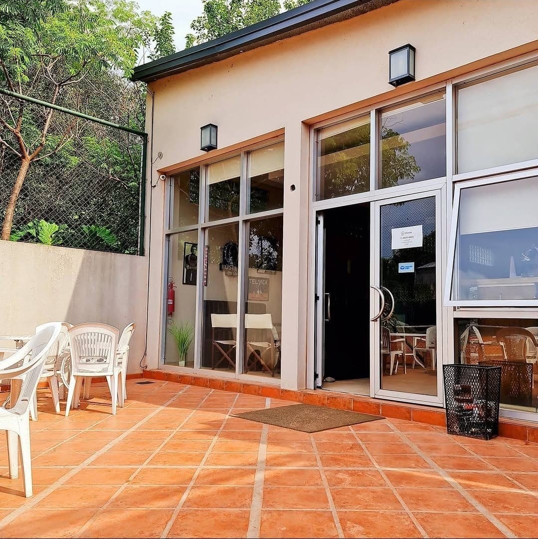 Patio del club con mesas, junto al buffet